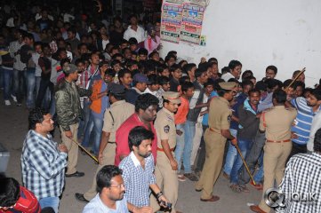 Yevadu Premiere Show